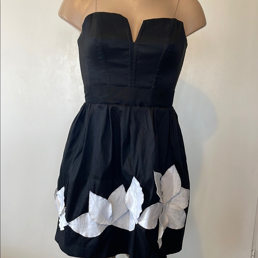 LZ MINELLI Black Strapless size SP womens Dress with White Leaf Applique